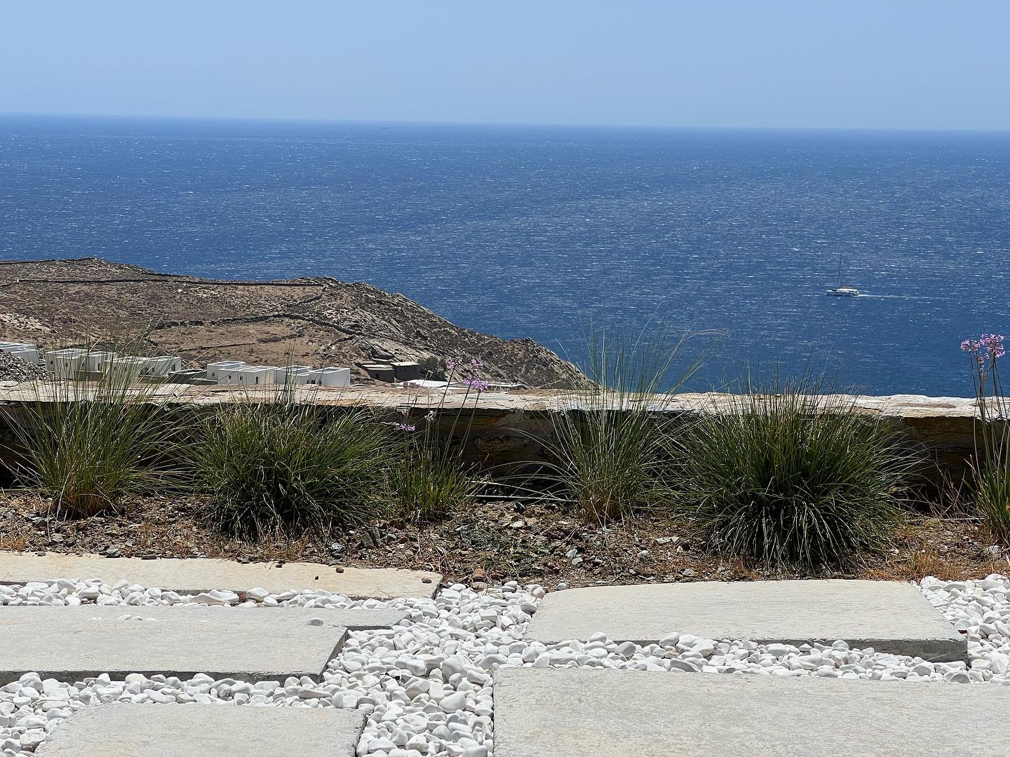 Μοντέρνα Βίλα με Μινιμαλιστικό Κήπο