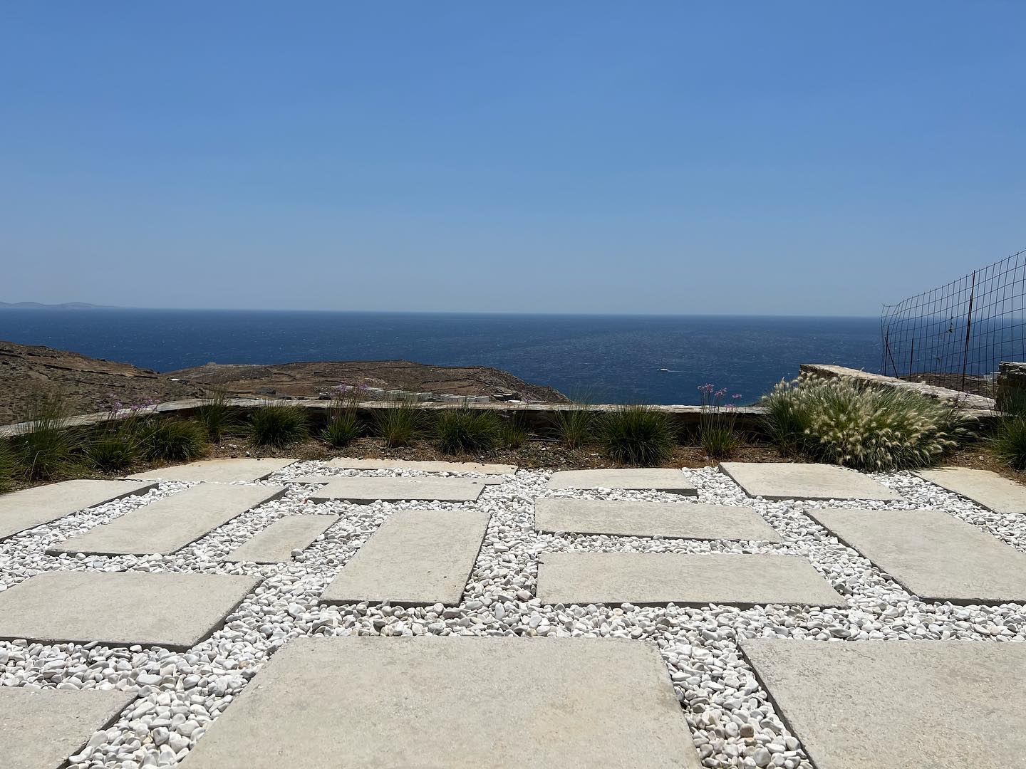Μοντέρνα Βίλα με Μινιμαλιστικό Κήπο