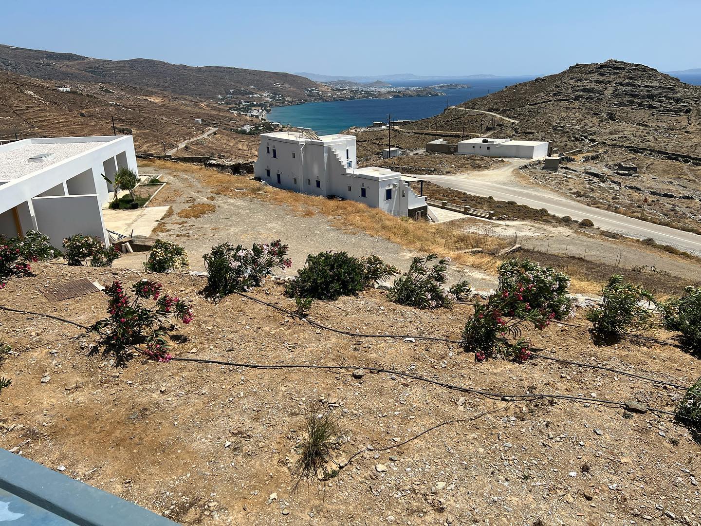 Μοντέρνα Βίλα με Μινιμαλιστικό Κήπο