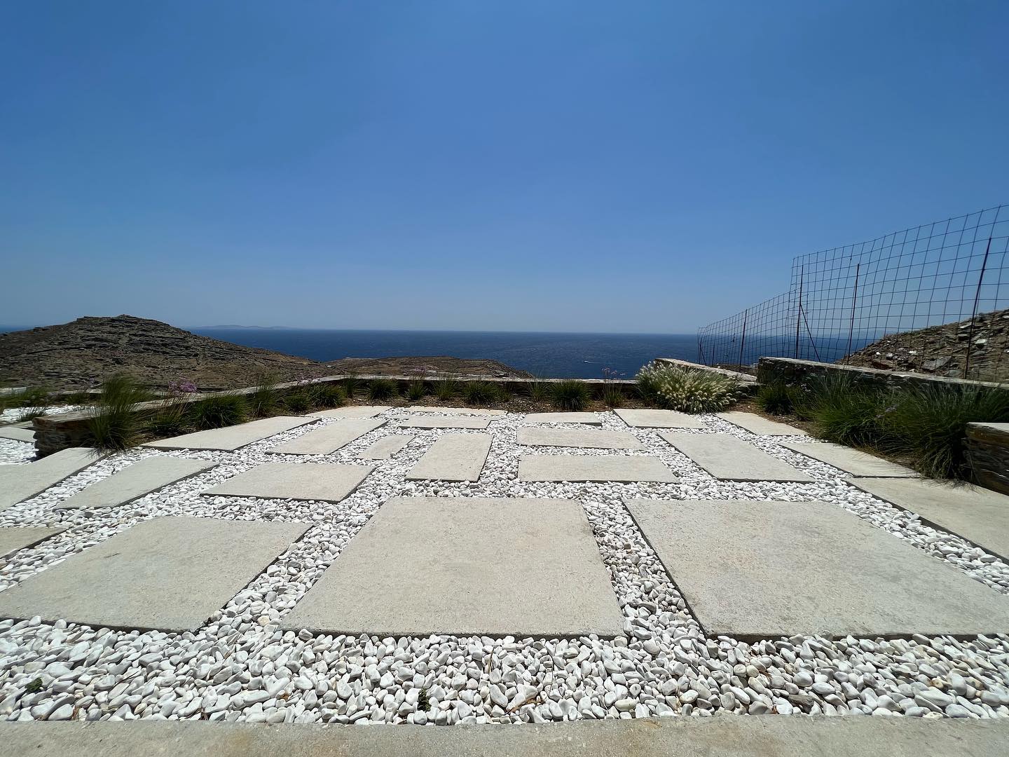 Μοντέρνα Βίλα με Μινιμαλιστικό Κήπο