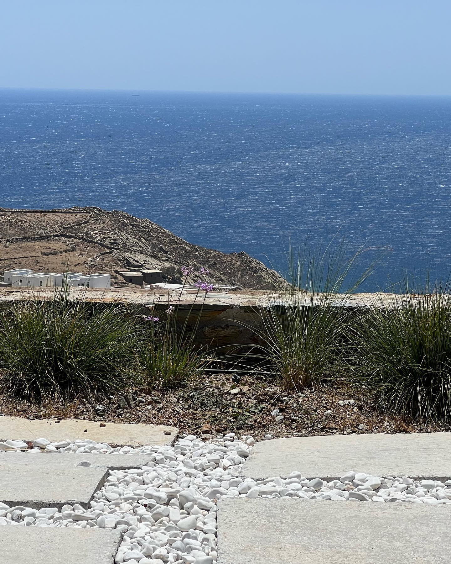 Μοντέρνα Βίλα με Μινιμαλιστικό Κήπο