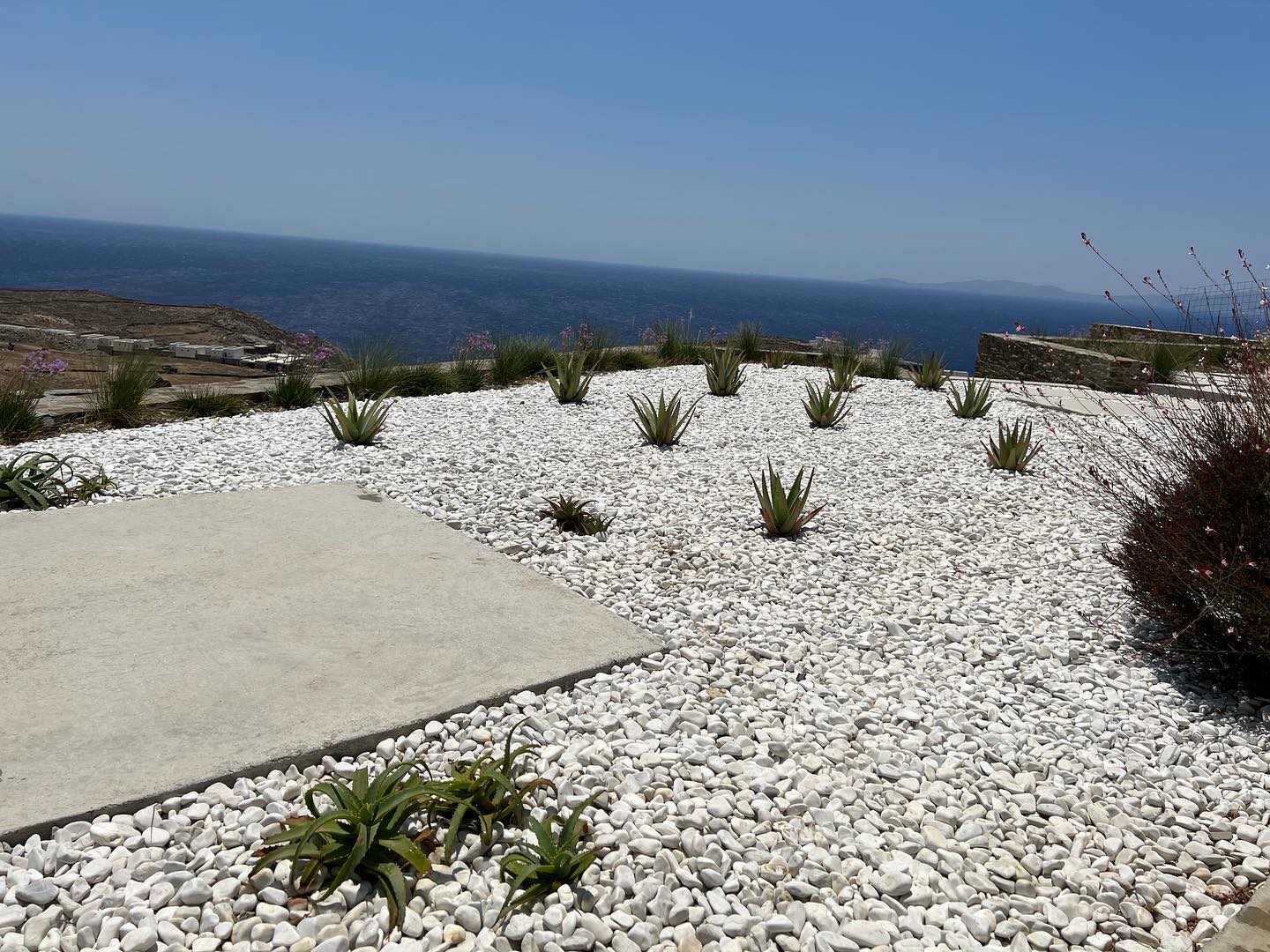 Μοντέρνα Βίλα με Μινιμαλιστικό Κήπο