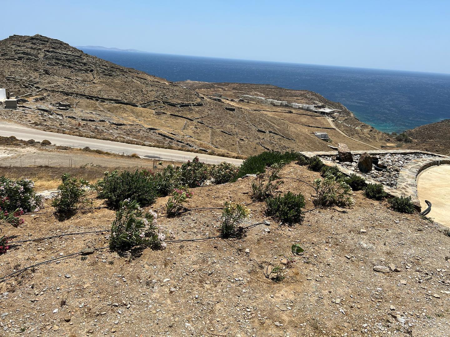 Μοντέρνα Βίλα με Μινιμαλιστικό Κήπο