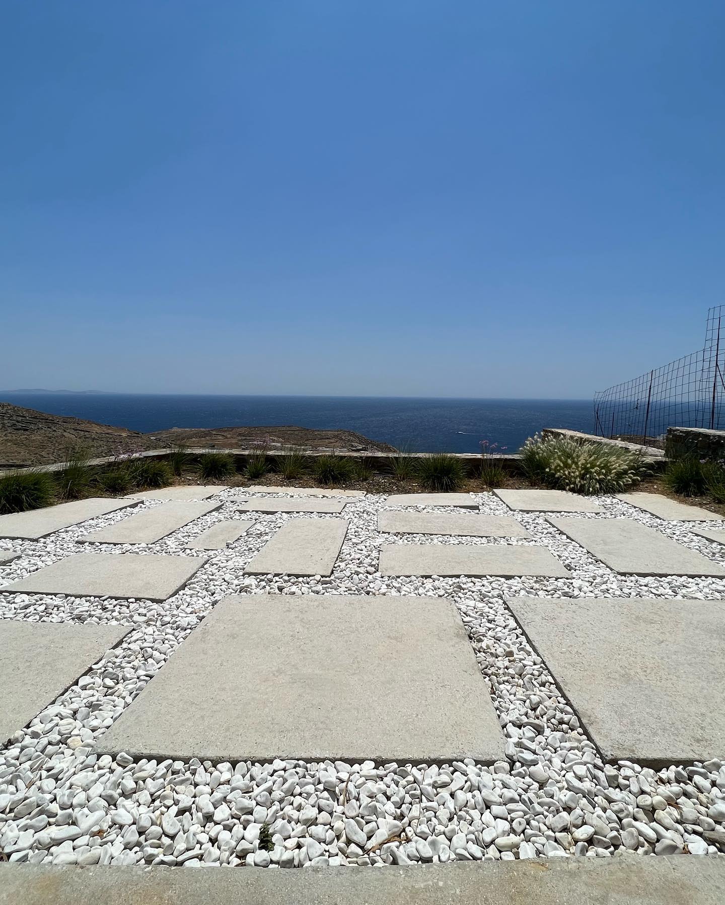 Μοντέρνα Βίλα με Μινιμαλιστικό Κήπο